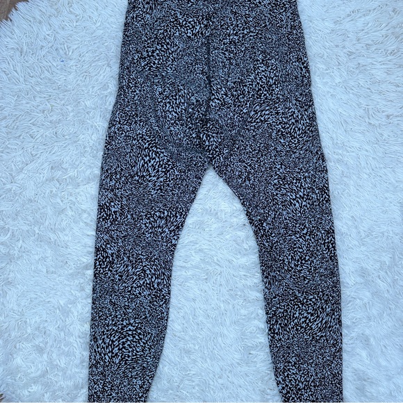 Lululemon Instill High Rise Leggings 25” Size 10 Black White Print - Picture 5 of 7